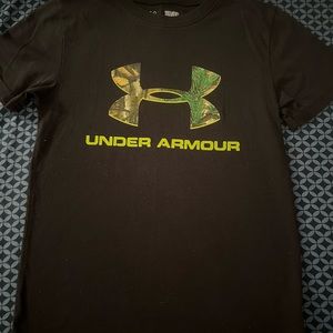 Boys Under Armour black T-Shirt size YSM